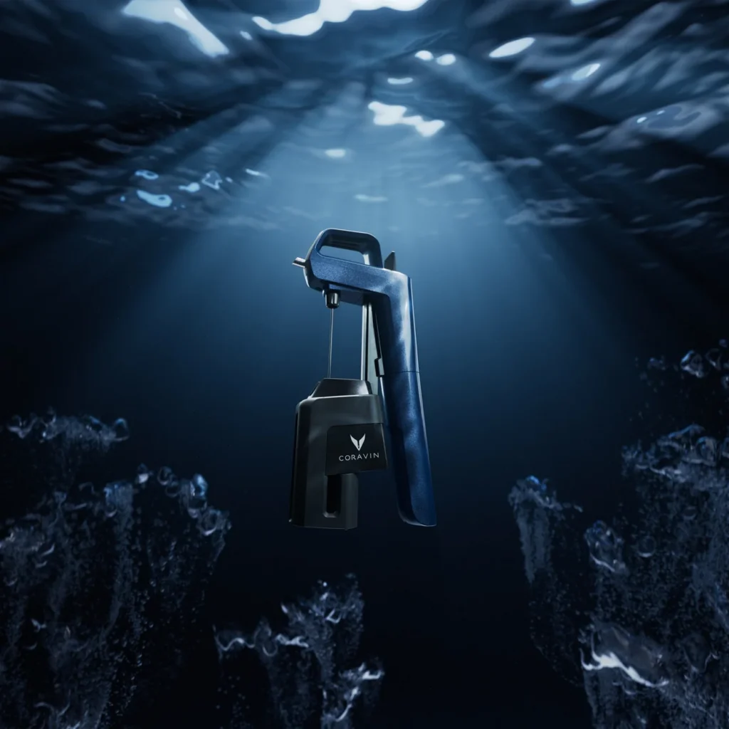 Il Coravin Timeless Six+ Ocean Blue sott'acqua
