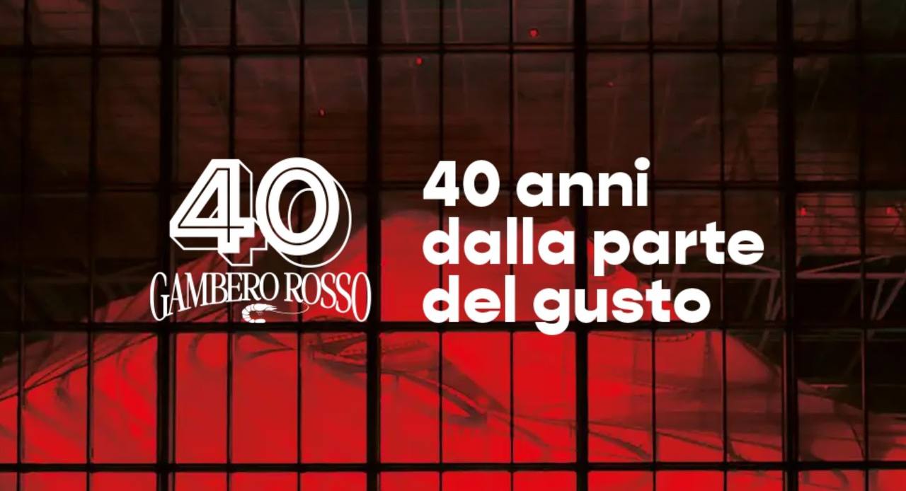 Logo Gambero Rosso con scritta '40 anni dalla parte del gusto' su sfondo rosso e griglia nera