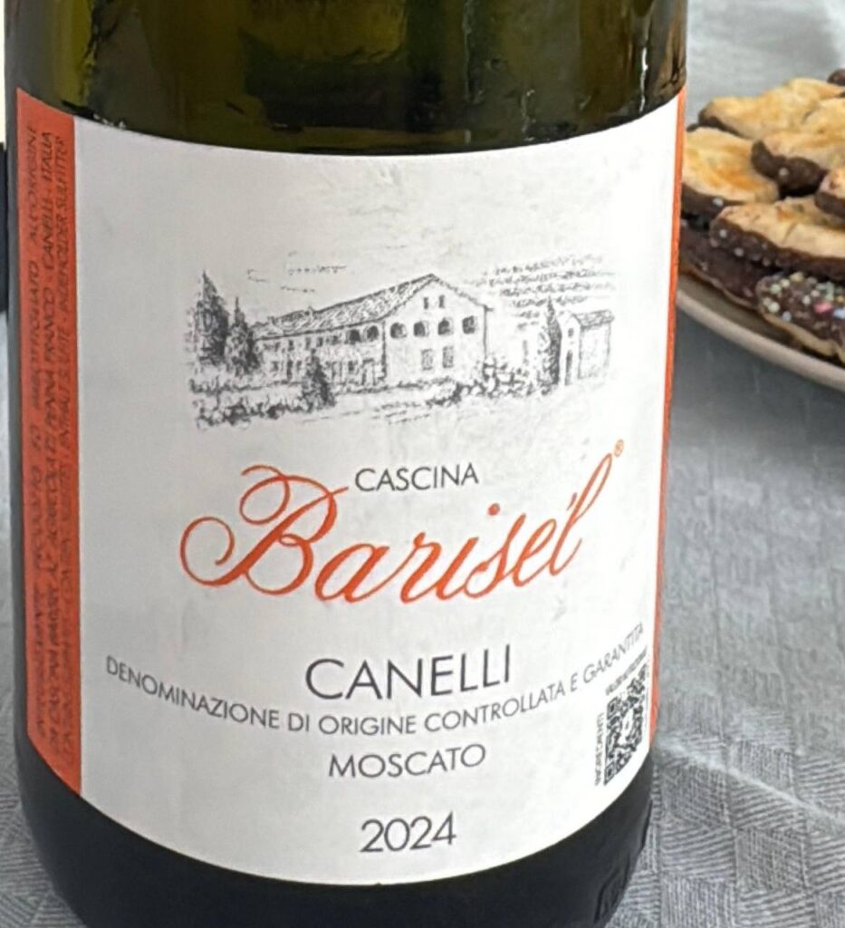 Bottiglia di Cascina Baruli Canelli Moscato 2024, vino dolce DOCG del Piemonte con etichetta bianca e bordeaux
