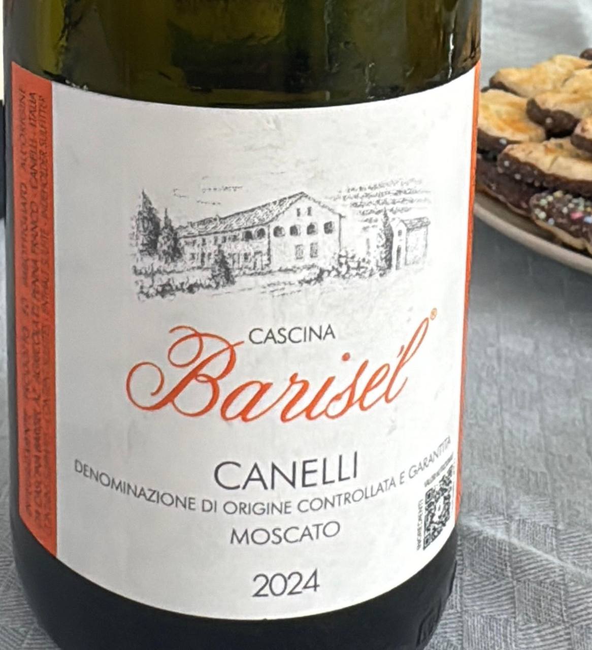 Bottiglia di Cascina Baruli Canelli Moscato 2024, vino dolce DOCG del Piemonte con etichetta bianca e bordeaux